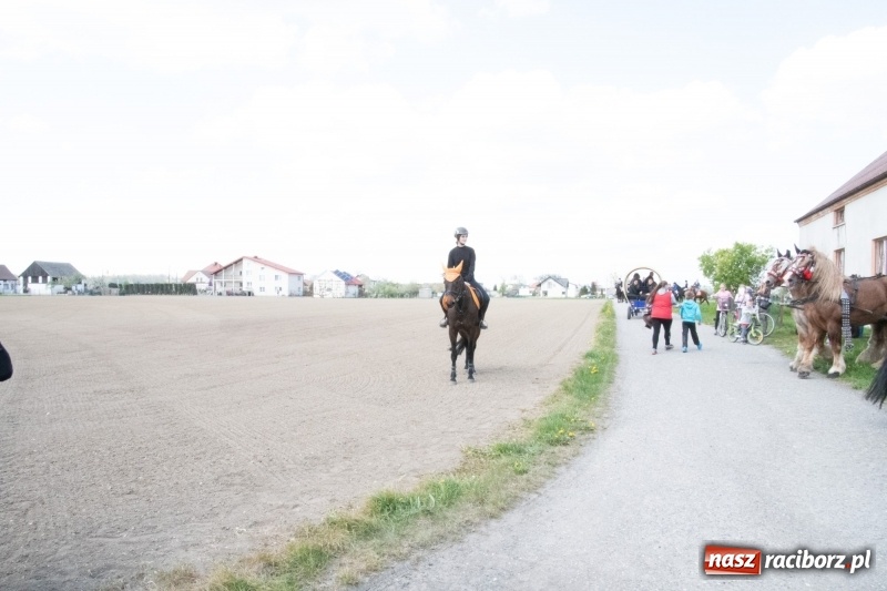 Zdjęcie w galerii na portalu naszraciborz.pl: Konna procesja wielkanocna w Zawadzie Książęcej [FOTO] wiadomości z regionu