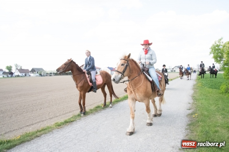 Zdjęcie w galerii na portalu naszraciborz.pl: Konna procesja wielkanocna w Zawadzie Książęcej [FOTO] wiadomości z regionu