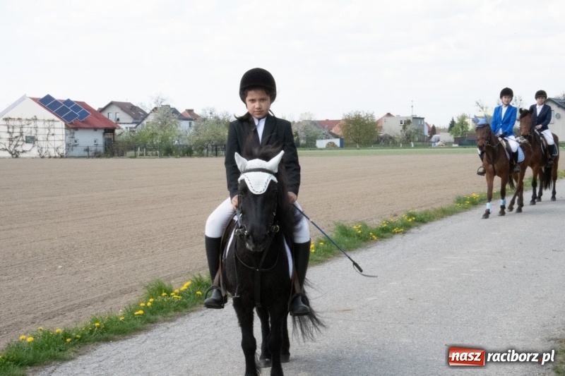 Zdjęcie w galerii na portalu naszraciborz.pl: Konna procesja wielkanocna w Zawadzie Książęcej [FOTO] wiadomości z regionu