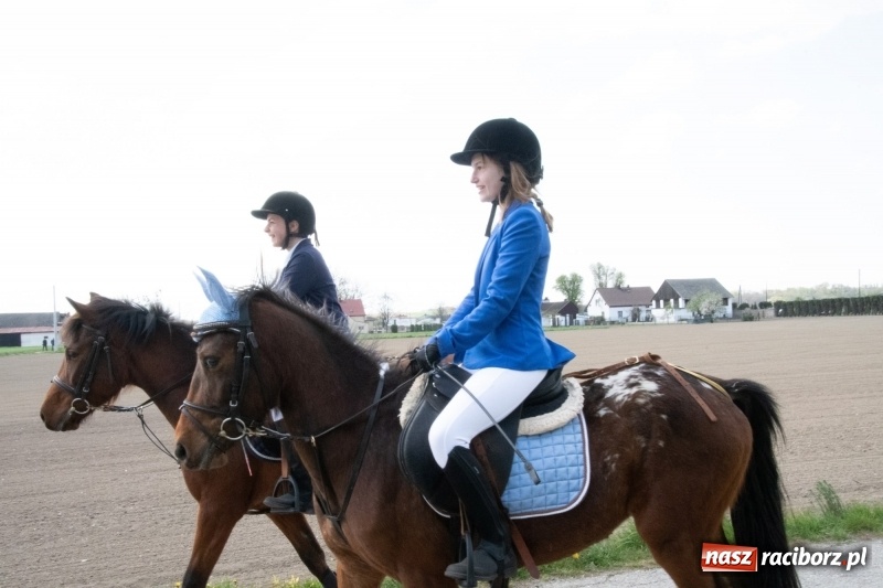 Zdjęcie w galerii na portalu naszraciborz.pl: Konna procesja wielkanocna w Zawadzie Książęcej [FOTO] wiadomości z regionu