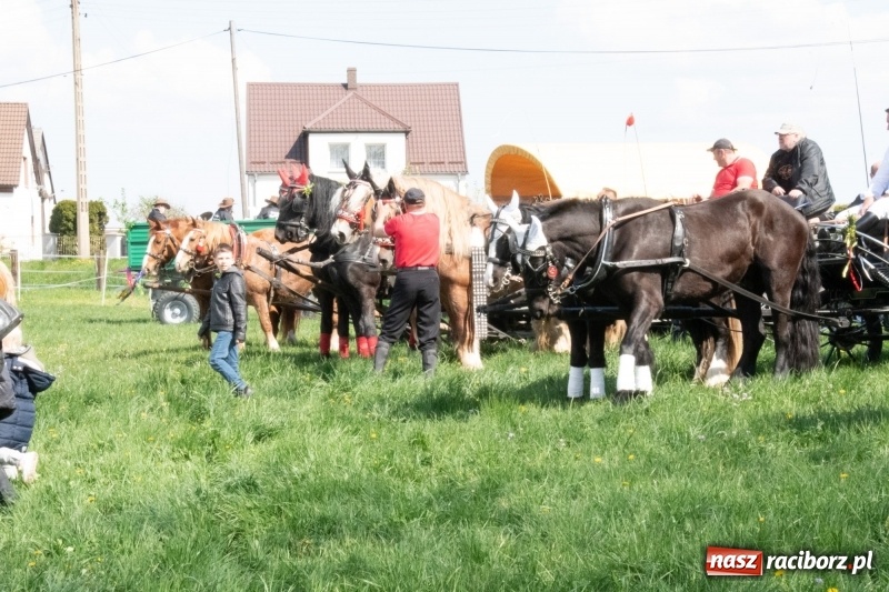 Zdjęcie w galerii na portalu naszraciborz.pl: Konna procesja wielkanocna w Zawadzie Książęcej [FOTO] wiadomości z regionu
