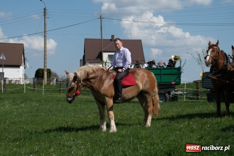 Zdjęcie w galerii na portalu naszraciborz.pl: Konna procesja wielkanocna w Zawadzie Książęcej [FOTO] wiadomości z regionu