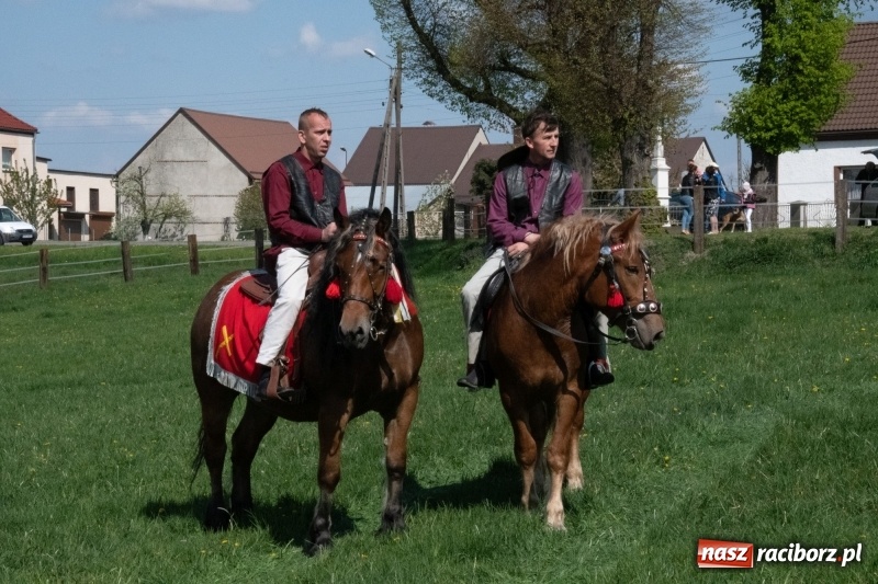 Zdjęcie w galerii na portalu naszraciborz.pl: Konna procesja wielkanocna w Zawadzie Książęcej [FOTO] wiadomości z regionu