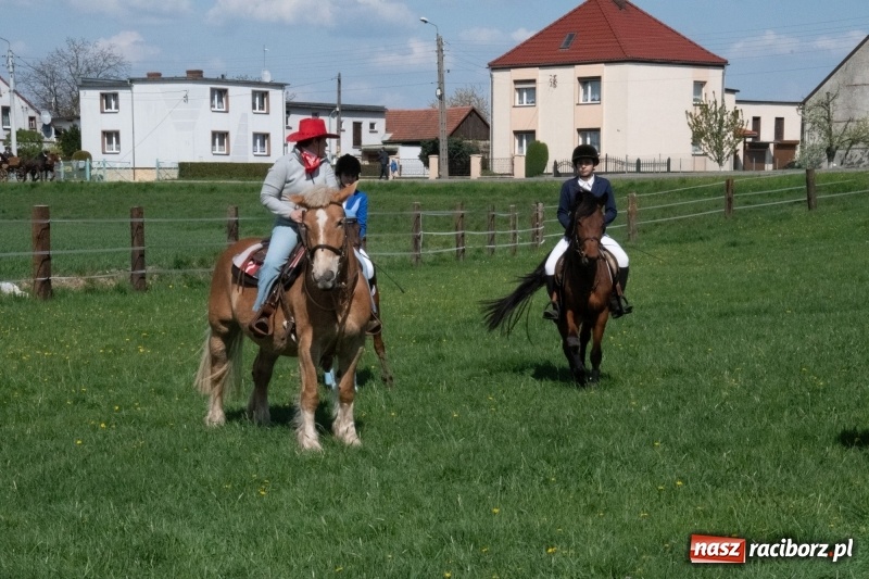 Zdjęcie w galerii na portalu naszraciborz.pl: Konna procesja wielkanocna w Zawadzie Książęcej [FOTO] wiadomości z regionu
