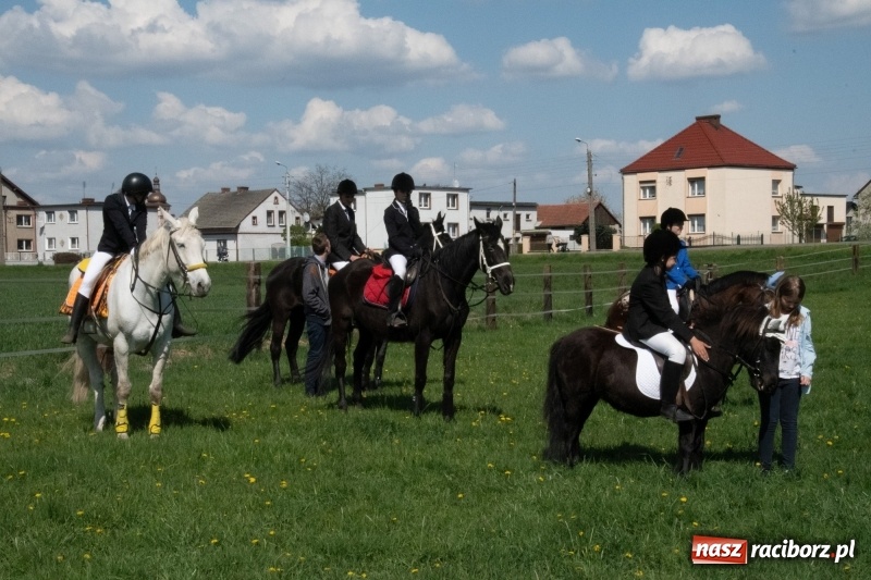 Zdjęcie w galerii na portalu naszraciborz.pl: Konna procesja wielkanocna w Zawadzie Książęcej [FOTO] wiadomości z regionu