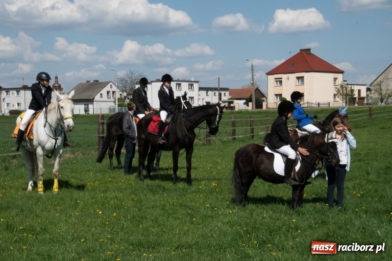 Zdjęcie w galerii na portalu naszraciborz.pl: Konna procesja wielkanocna w Zawadzie Książęcej [FOTO] wiadomości z regionu