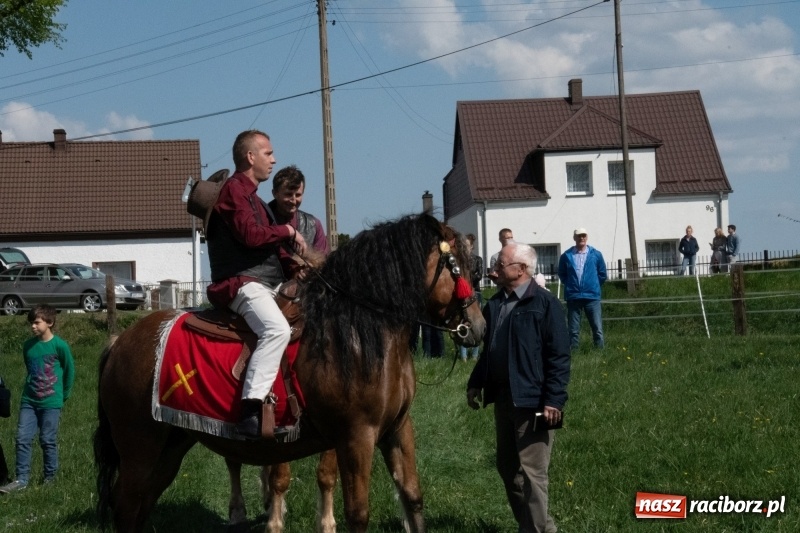 Zdjęcie w galerii na portalu naszraciborz.pl: Konna procesja wielkanocna w Zawadzie Książęcej [FOTO] wiadomości z regionu