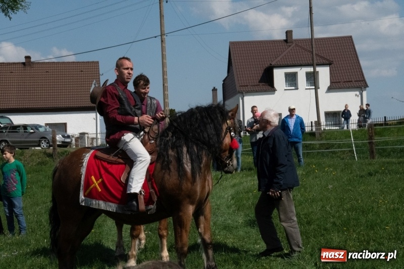 Zdjęcie w galerii na portalu naszraciborz.pl: Konna procesja wielkanocna w Zawadzie Książęcej [FOTO] wiadomości z regionu