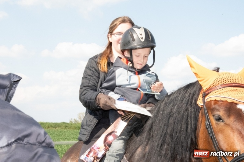 Zdjęcie w galerii na portalu naszraciborz.pl: Konna procesja wielkanocna w Zawadzie Książęcej [FOTO] wiadomości z regionu