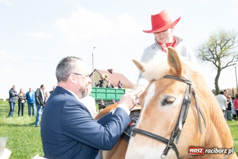 Zdjęcie w galerii na portalu naszraciborz.pl: Konna procesja wielkanocna w Zawadzie Książęcej [FOTO] wiadomości z regionu