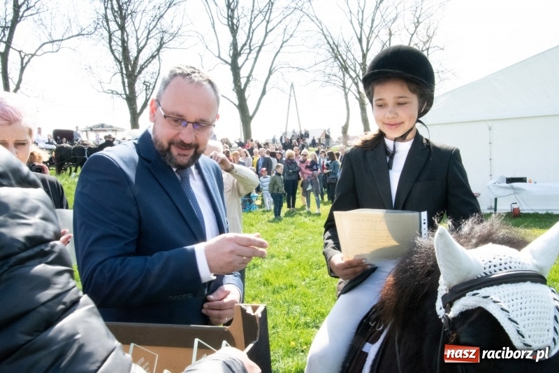 Zdjęcie w galerii na portalu naszraciborz.pl: Konna procesja wielkanocna w Zawadzie Książęcej [FOTO] wiadomości z regionu