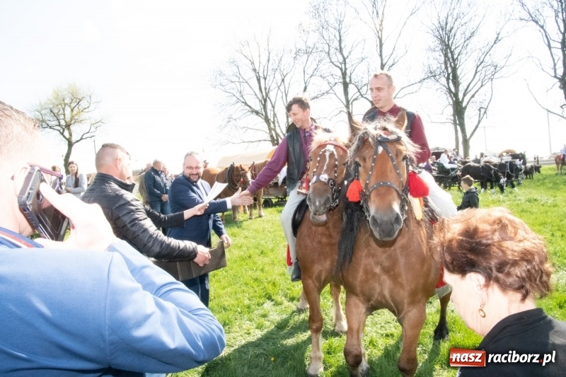 Zdjęcie w galerii na portalu naszraciborz.pl: Konna procesja wielkanocna w Zawadzie Książęcej [FOTO] wiadomości z regionu