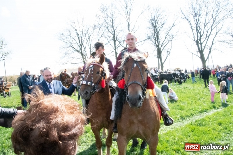 Zdjęcie w galerii na portalu naszraciborz.pl: Konna procesja wielkanocna w Zawadzie Książęcej [FOTO] wiadomości z regionu