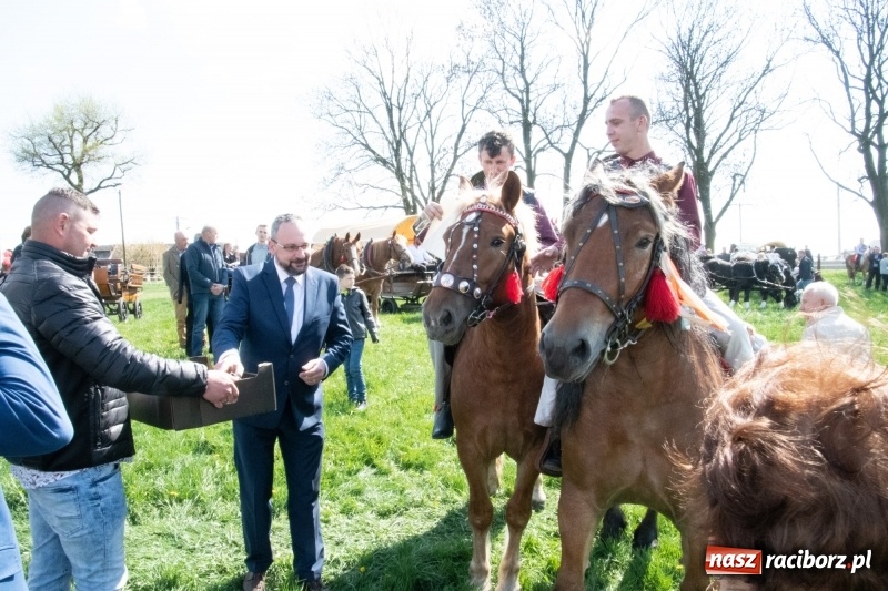 Zdjęcie w galerii na portalu naszraciborz.pl: Konna procesja wielkanocna w Zawadzie Książęcej [FOTO] wiadomości z regionu