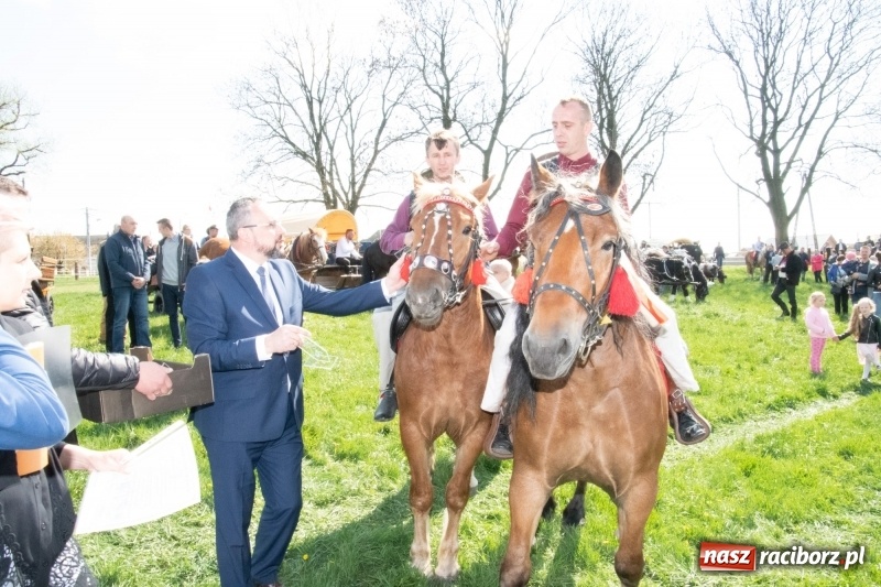 Zdjęcie w galerii na portalu naszraciborz.pl: Konna procesja wielkanocna w Zawadzie Książęcej [FOTO] wiadomości z regionu