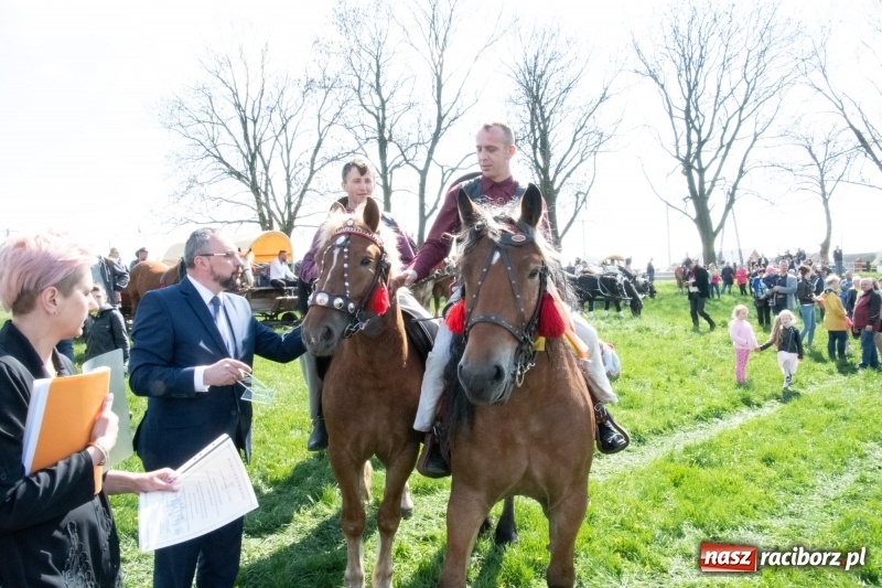 Zdjęcie w galerii na portalu naszraciborz.pl: Konna procesja wielkanocna w Zawadzie Książęcej [FOTO] wiadomości z regionu