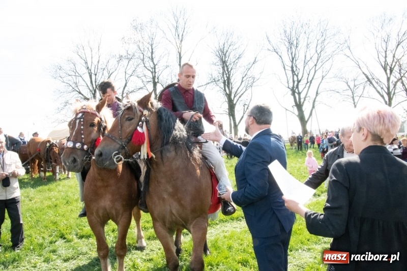 Zdjęcie w galerii na portalu naszraciborz.pl: Konna procesja wielkanocna w Zawadzie Książęcej [FOTO] wiadomości z regionu