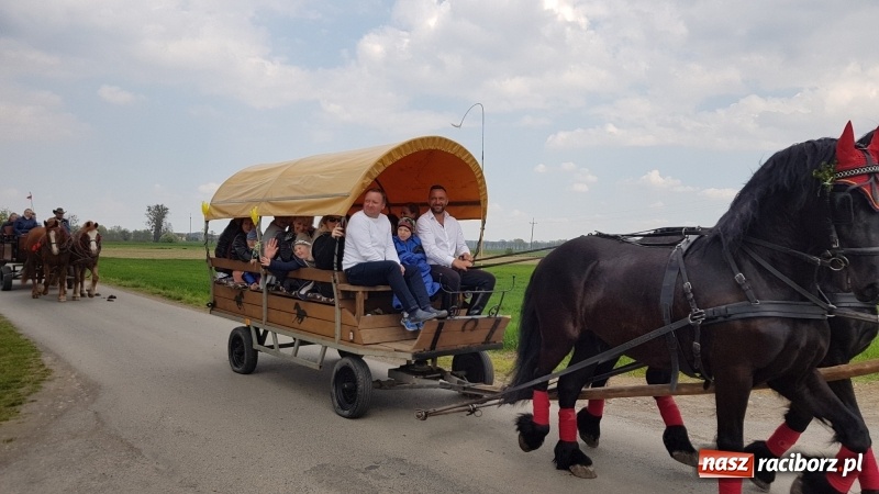 Zdjęcie w galerii na portalu naszraciborz.pl: Konna procesja wielkanocna w Zawadzie Książęcej [FOTO] wiadomości z regionu