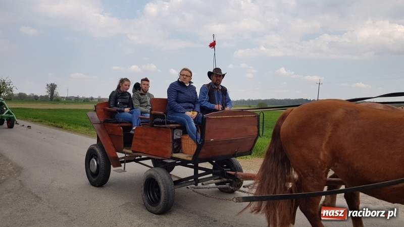 Zdjęcie w galerii na portalu naszraciborz.pl: Konna procesja wielkanocna w Zawadzie Książęcej [FOTO] wiadomości z regionu