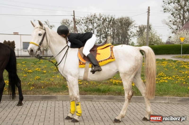 Zdjęcie w galerii na portalu naszraciborz.pl: Konna procesja wielkanocna w Zawadzie Książęcej [FOTO] wiadomości z regionu