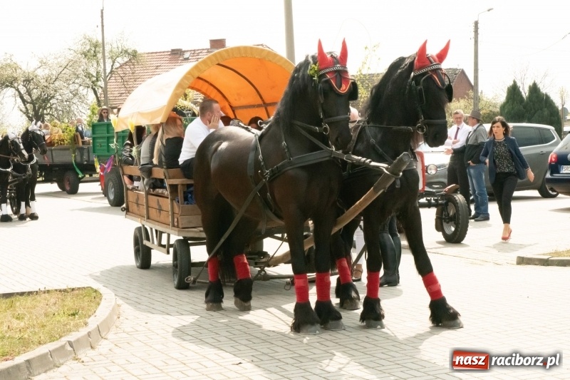 Zdjęcie w galerii na portalu naszraciborz.pl: Konna procesja wielkanocna w Zawadzie Książęcej [FOTO] wiadomości z regionu