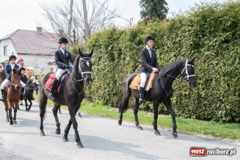 Zdjęcie w galerii na portalu naszraciborz.pl: Konna procesja wielkanocna w Zawadzie Książęcej [FOTO] wiadomości z regionu