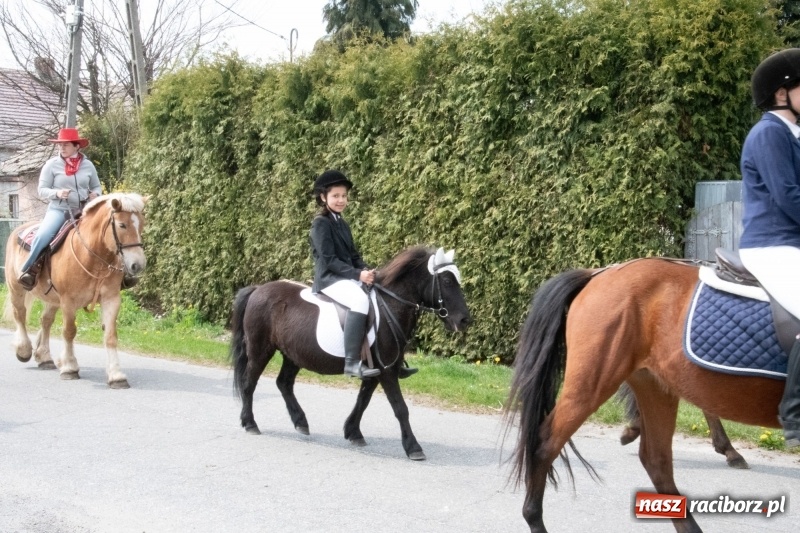 Zdjęcie w galerii na portalu naszraciborz.pl: Konna procesja wielkanocna w Zawadzie Książęcej [FOTO] wiadomości z regionu