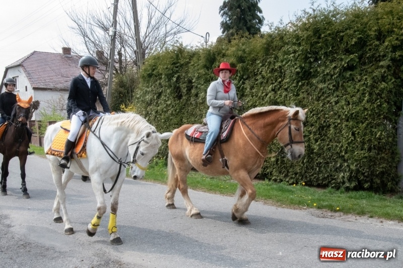 Zdjęcie w galerii na portalu naszraciborz.pl: Konna procesja wielkanocna w Zawadzie Książęcej [FOTO] wiadomości z regionu