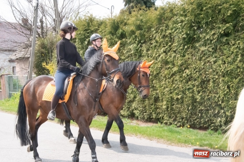 Zdjęcie w galerii na portalu naszraciborz.pl: Konna procesja wielkanocna w Zawadzie Książęcej [FOTO] wiadomości z regionu