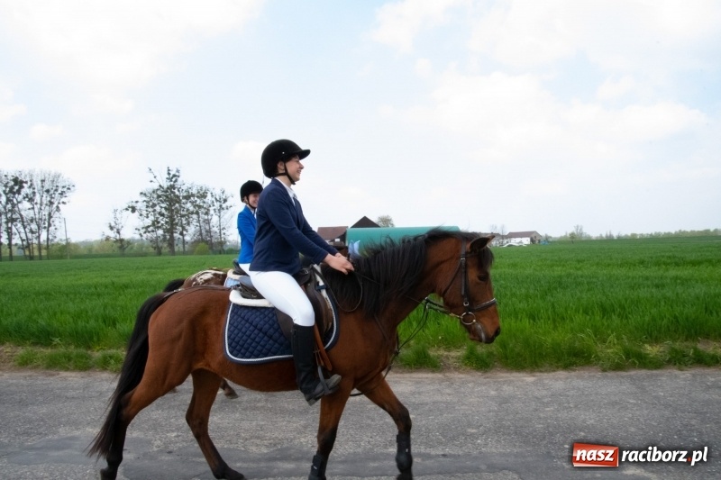 Zdjęcie w galerii na portalu naszraciborz.pl: Konna procesja wielkanocna w Zawadzie Książęcej [FOTO] wiadomości z regionu