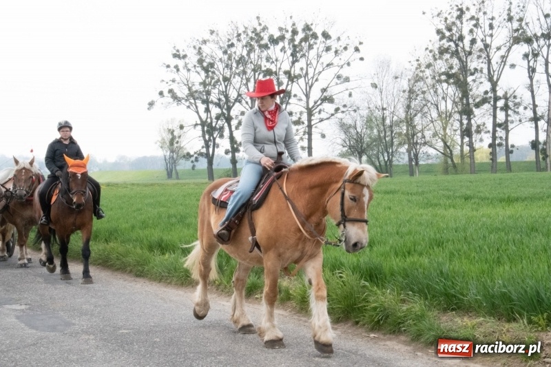 Zdjęcie w galerii na portalu naszraciborz.pl: Konna procesja wielkanocna w Zawadzie Książęcej [FOTO] wiadomości z regionu