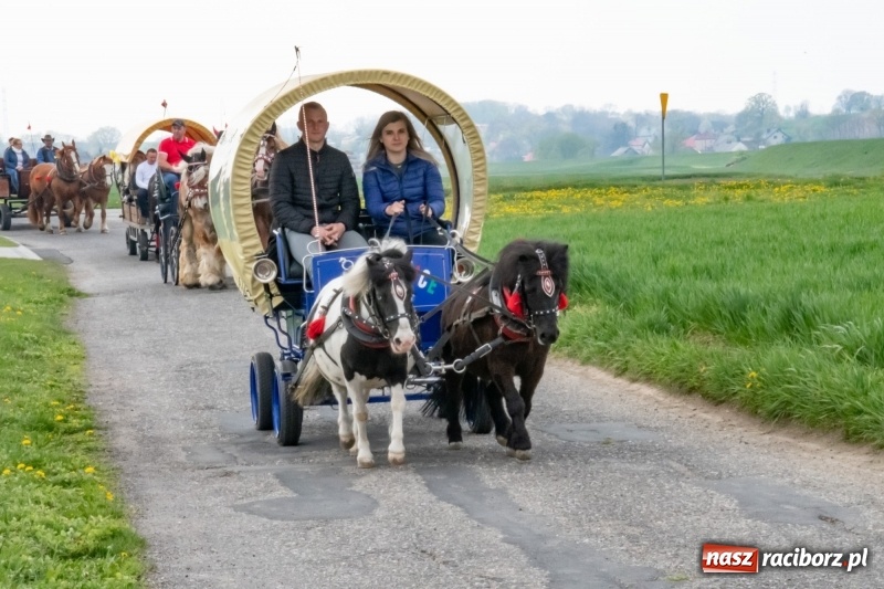 Zdjęcie w galerii na portalu naszraciborz.pl: Konna procesja wielkanocna w Zawadzie Książęcej [FOTO] wiadomości z regionu
