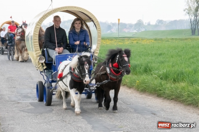 Zdjęcie w galerii na portalu naszraciborz.pl: Konna procesja wielkanocna w Zawadzie Książęcej [FOTO] wiadomości z regionu