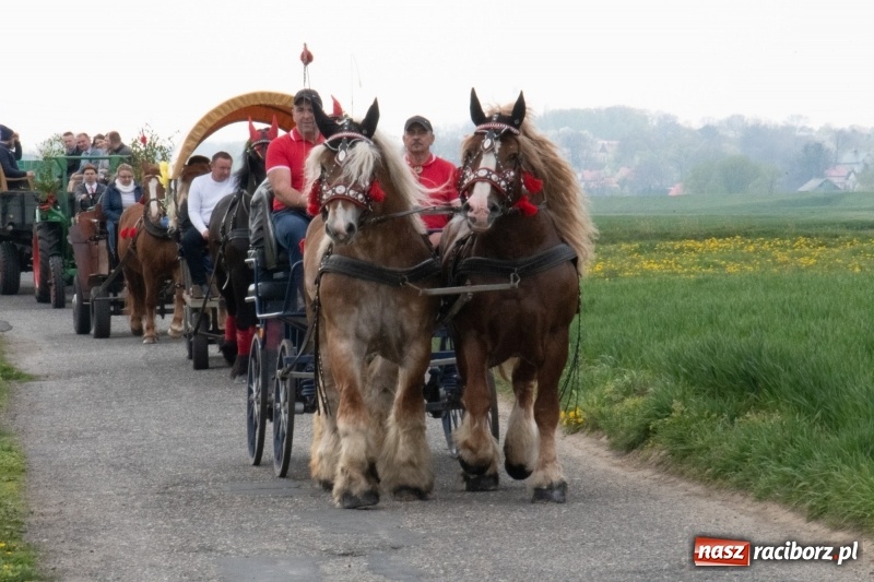 Zdjęcie w galerii na portalu naszraciborz.pl: Konna procesja wielkanocna w Zawadzie Książęcej [FOTO] wiadomości z regionu
