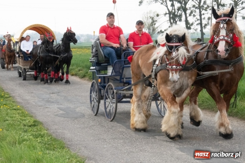 Zdjęcie w galerii na portalu naszraciborz.pl: Konna procesja wielkanocna w Zawadzie Książęcej [FOTO] wiadomości z regionu
