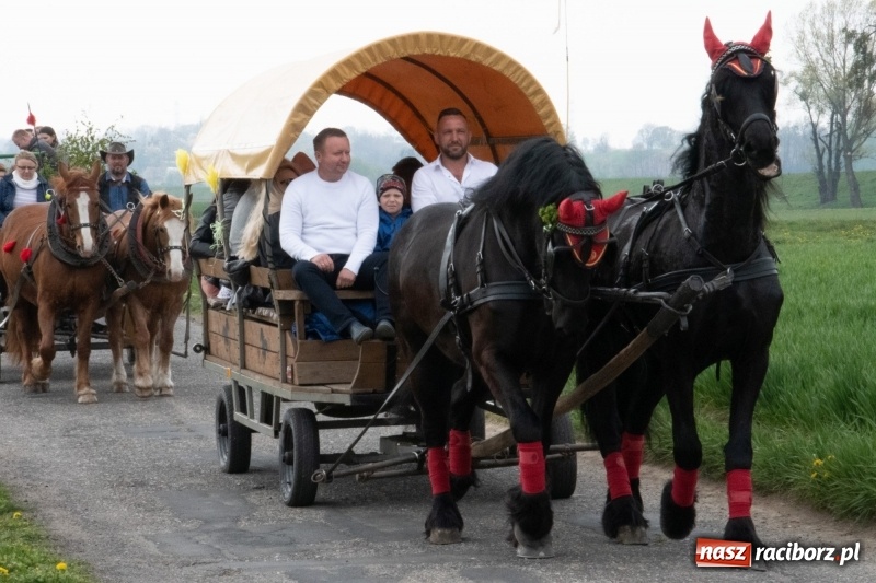 Zdjęcie w galerii na portalu naszraciborz.pl: Konna procesja wielkanocna w Zawadzie Książęcej [FOTO] wiadomości z regionu