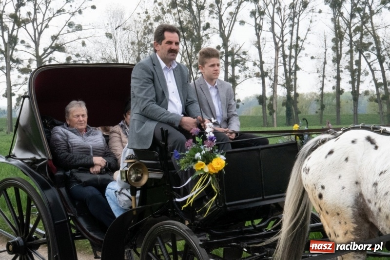 Zdjęcie w galerii na portalu naszraciborz.pl: Konna procesja wielkanocna w Zawadzie Książęcej [FOTO] wiadomości z regionu