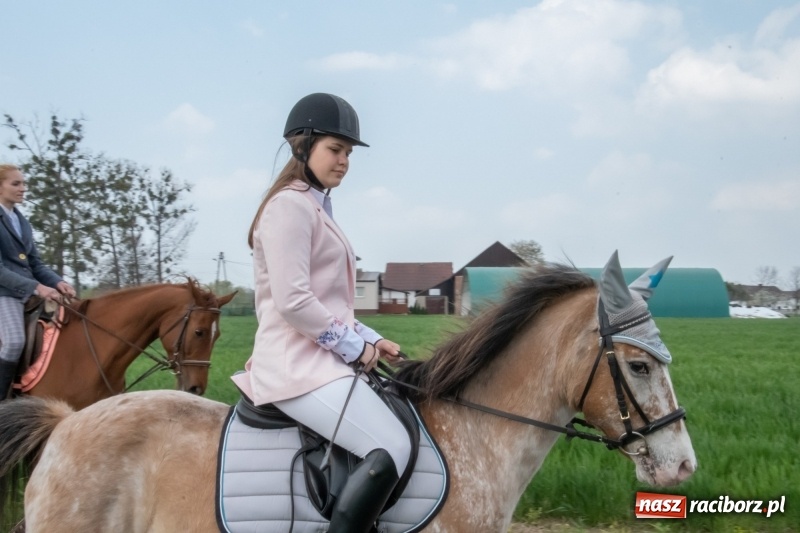 Zdjęcie w galerii na portalu naszraciborz.pl: Konna procesja wielkanocna w Zawadzie Książęcej [FOTO] wiadomości z regionu