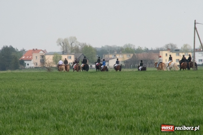 Zdjęcie w galerii na portalu naszraciborz.pl: Konna procesja wielkanocna w Zawadzie Książęcej [FOTO] wiadomości z regionu