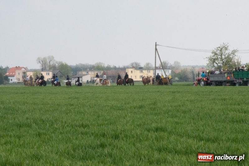 Zdjęcie w galerii na portalu naszraciborz.pl: Konna procesja wielkanocna w Zawadzie Książęcej [FOTO] wiadomości z regionu