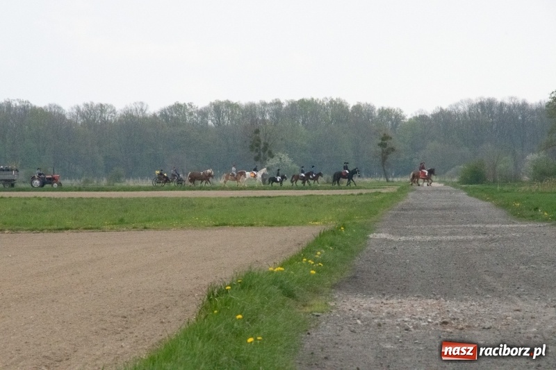 Zdjęcie w galerii na portalu naszraciborz.pl: Konna procesja wielkanocna w Zawadzie Książęcej [FOTO] wiadomości z regionu