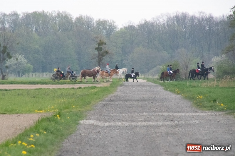 Zdjęcie w galerii na portalu naszraciborz.pl: Konna procesja wielkanocna w Zawadzie Książęcej [FOTO] wiadomości z regionu