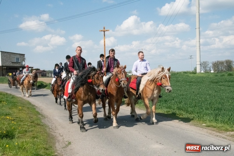 Zdjęcie w galerii na portalu naszraciborz.pl: Konna procesja wielkanocna w Zawadzie Książęcej [FOTO] wiadomości z regionu