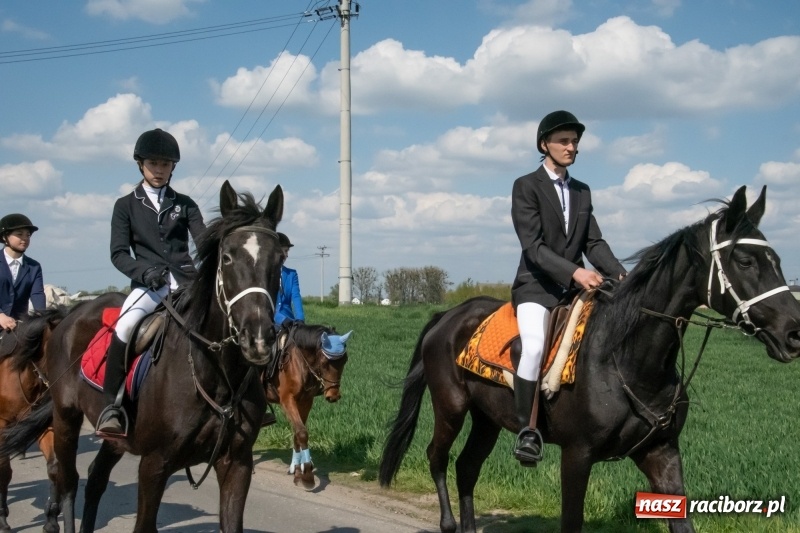 Zdjęcie w galerii na portalu naszraciborz.pl: Konna procesja wielkanocna w Zawadzie Książęcej [FOTO] wiadomości z regionu