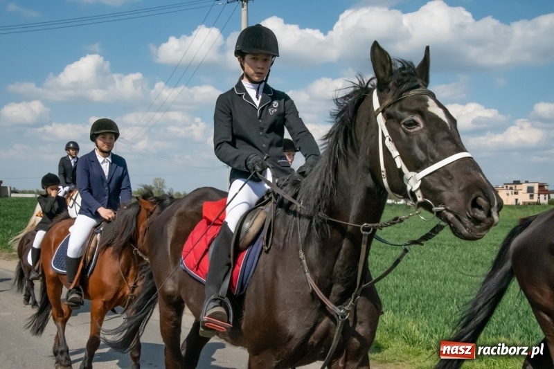 Zdjęcie w galerii na portalu naszraciborz.pl: Konna procesja wielkanocna w Zawadzie Książęcej [FOTO] wiadomości z regionu