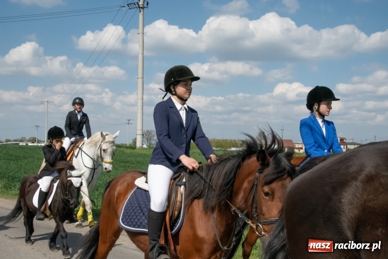 Zdjęcie w galerii na portalu naszraciborz.pl: Konna procesja wielkanocna w Zawadzie Książęcej [FOTO] wiadomości z regionu