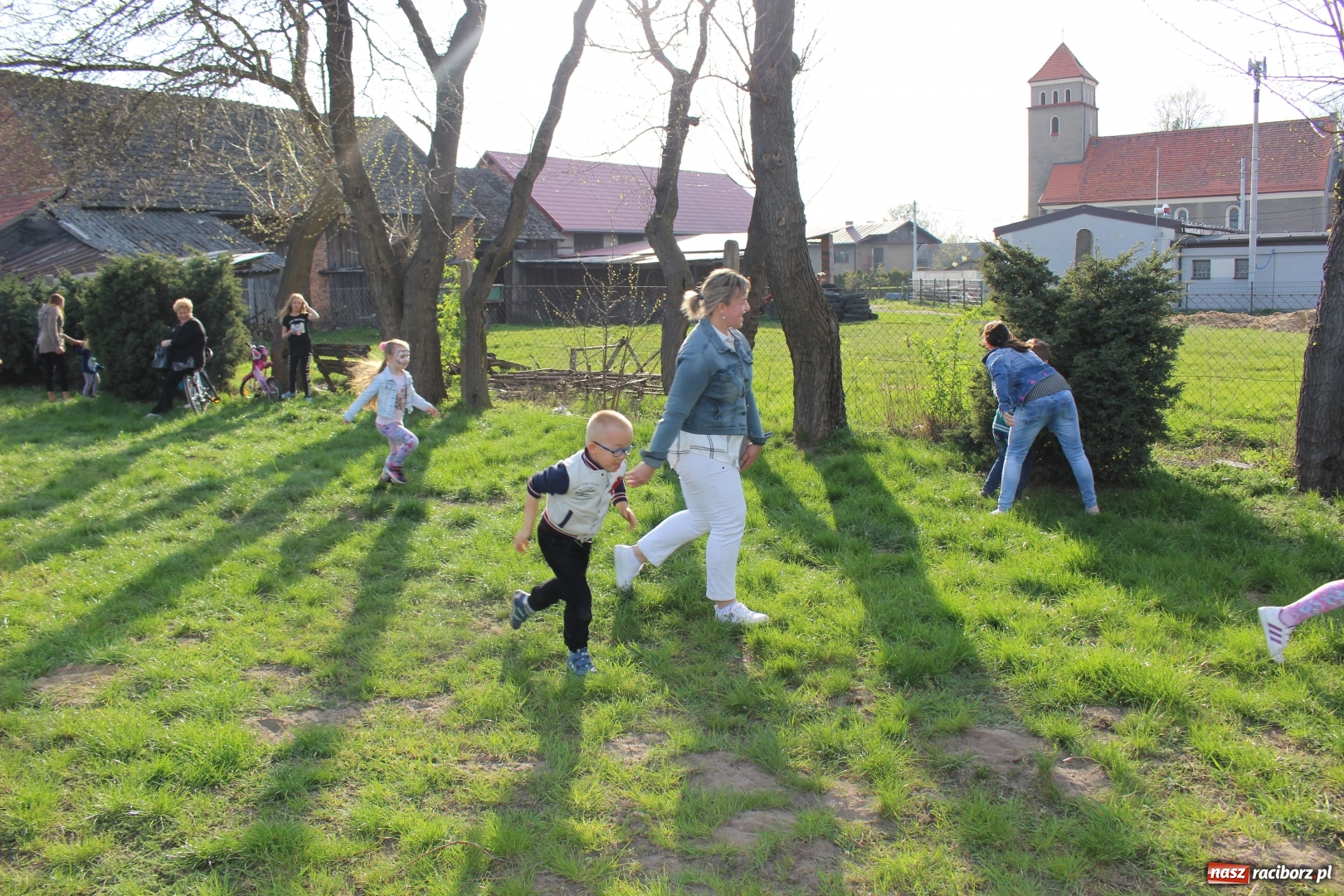 Zdjęcie w galerii na portalu naszraciborz.pl: W Babicach zorganizowali świąteczny bieg kelnera wiadomości z regionu