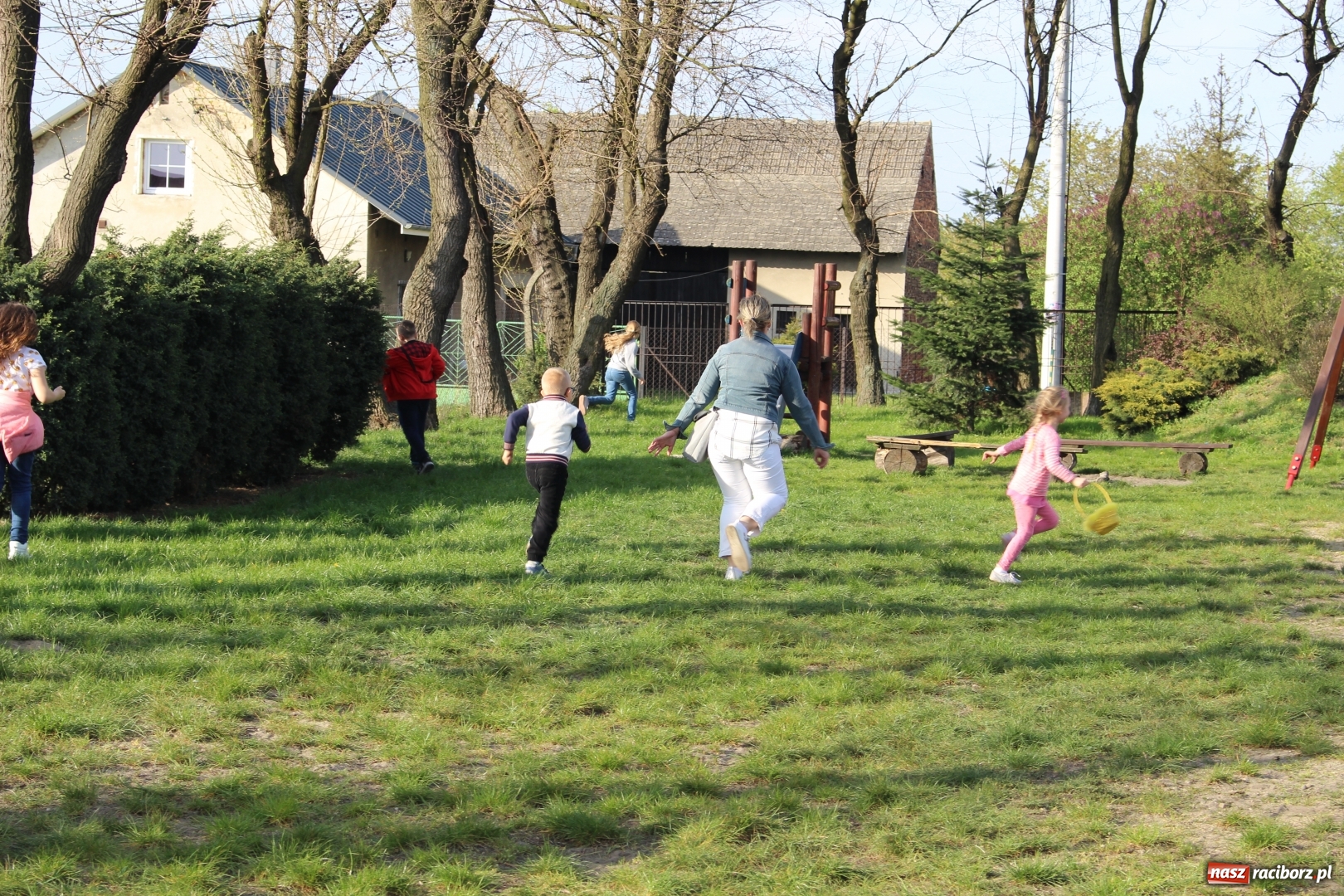Zdjęcie w galerii na portalu naszraciborz.pl: W Babicach zorganizowali świąteczny bieg kelnera wiadomości z regionu