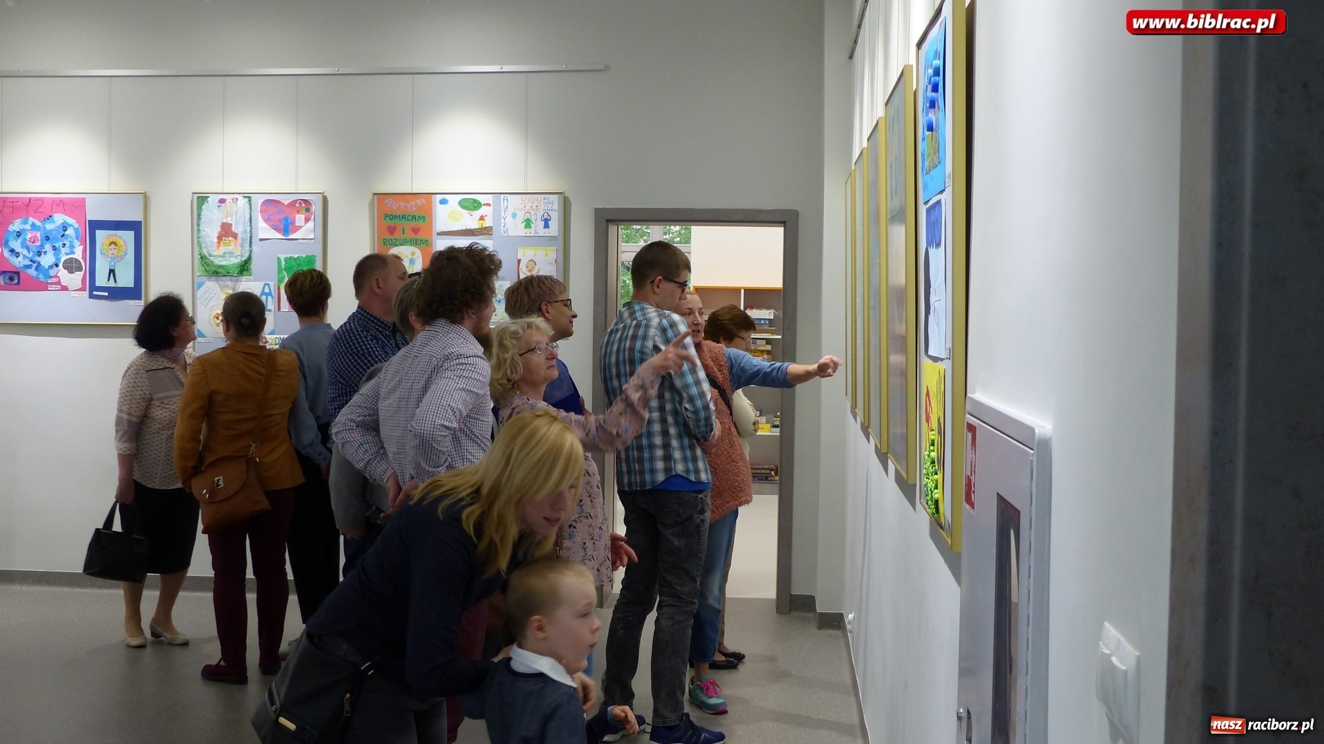 Zdjęcie w galerii na portalu naszraciborz.pl: Autyzm – wiem i rozumiem. Nowa wystawa w raciborskiej bibliotece wiadomości z regionu