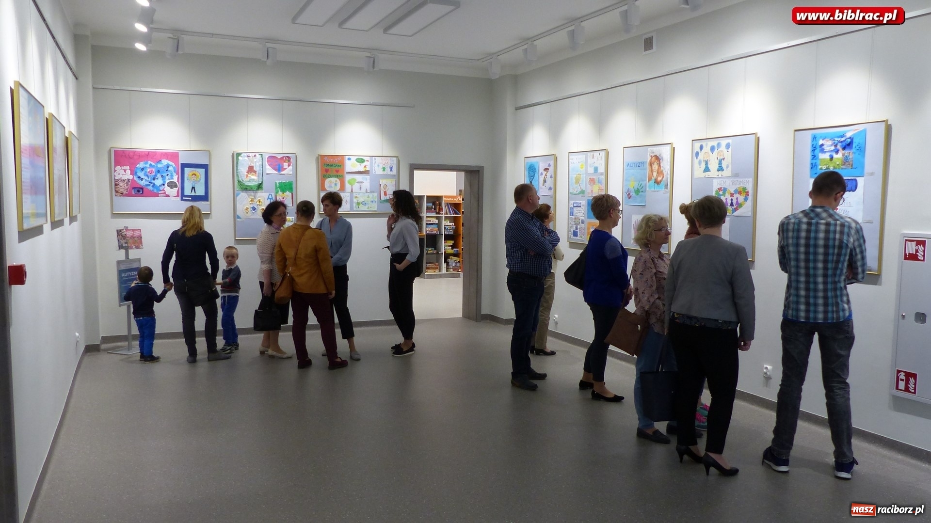 Zdjęcie w galerii na portalu naszraciborz.pl: Autyzm – wiem i rozumiem. Nowa wystawa w raciborskiej bibliotece wiadomości z regionu